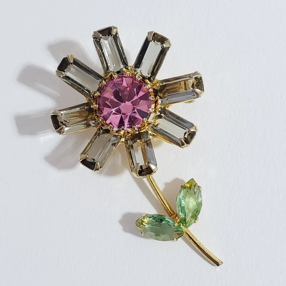 Vintage Pink Daisy Flower Gold Tone Brooch Smoke Rhinestones  Unsigned Mid Cent - Picture 4 of 9